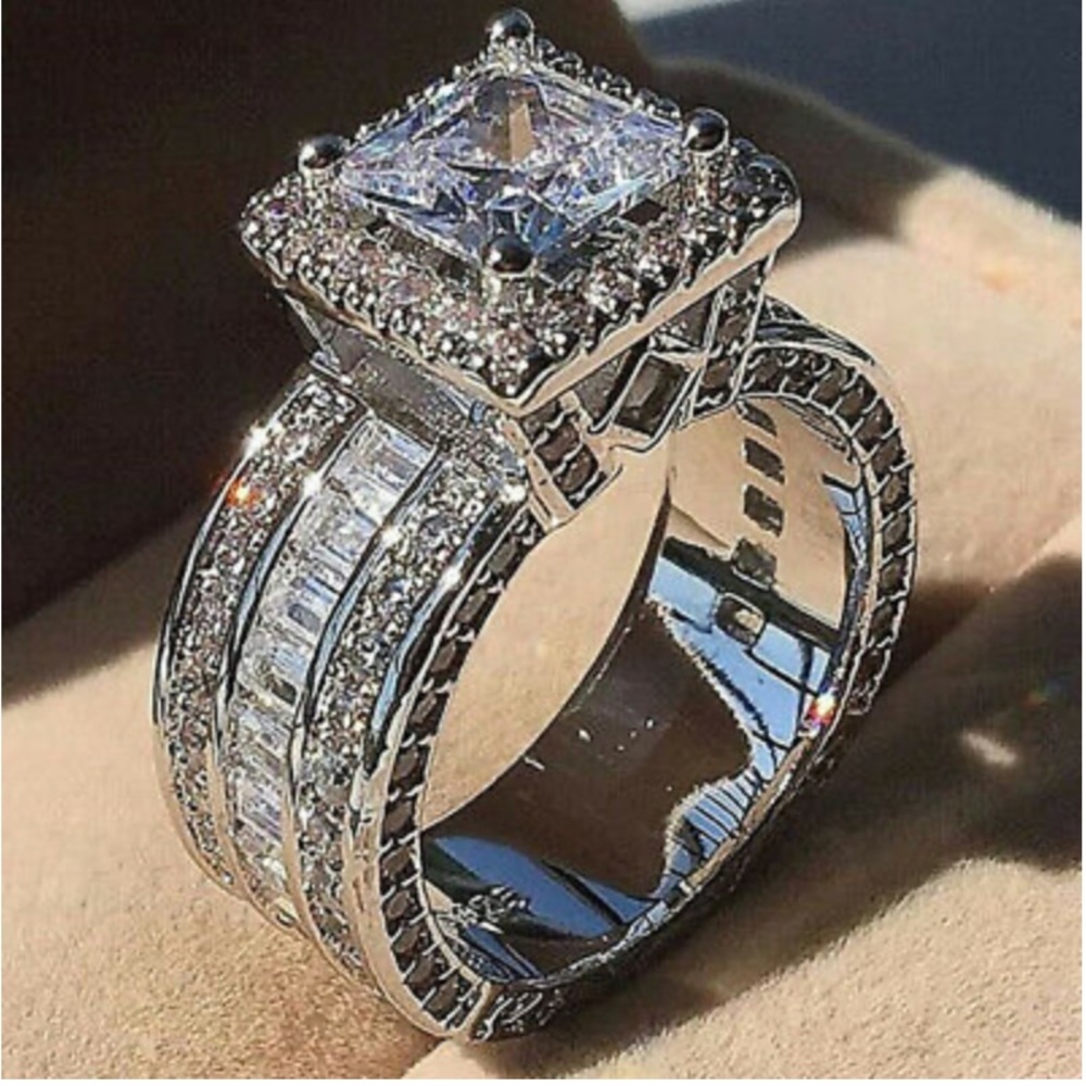 🔥Gorgeous 925 Silver Princess Cut White Sapphire Ring! NEW